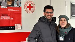 Davanti all'ambulanza della Croce Rossa per le attività di prevenzione